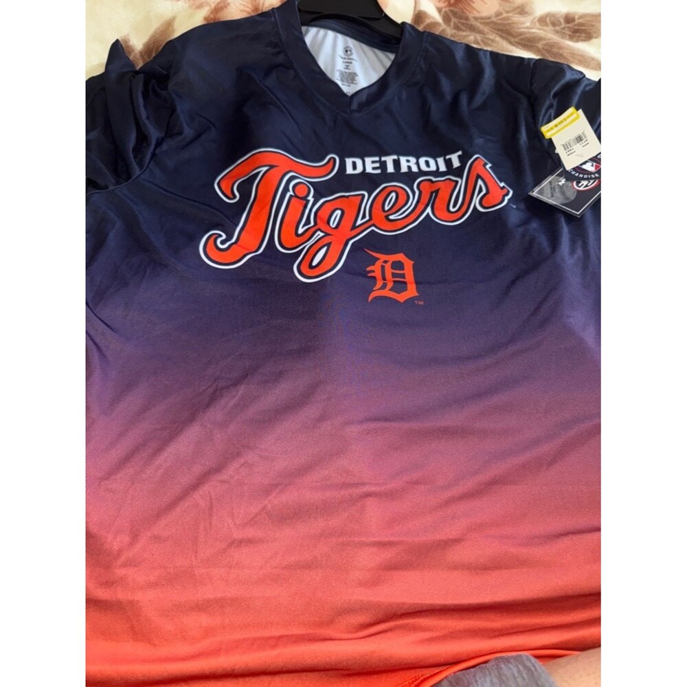 True Fan MLB Detroit Tigers Mens Ombre Polyester V-Neck T-Shirt L NWT - Picture 6 of 6